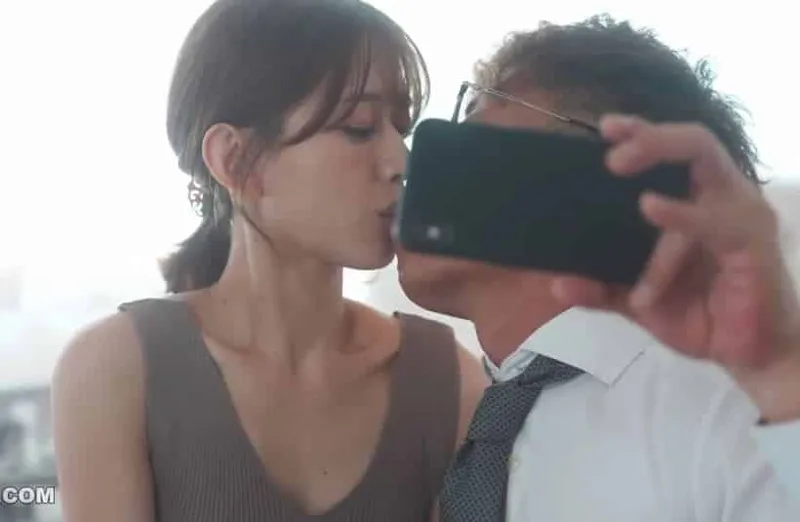 phim sex live mới,phim sex 2ola,sex đảo tối cổ Thấy vợ yêu hơi lạ, anh chồng xem điện thoại vợ và thấy cảnh trả bài với tiền bối của mình