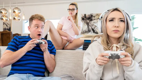 phim sex russia Mãi chơi game không biết cô bạn cùng phòng đang gạ đụ bạn trai